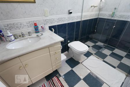 Casa à venda com 564m², 4 quartos e 4 vagas Casa à venda com 564m², 4 quartos e 4 vagasBanheiro da suíte 4