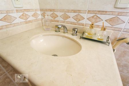 Casa à venda com 564m², 4 quartos e 4 vagas Casa à venda com 564m², 4 quartos e 4 vagasBanheiro da suíte 2 - Pia