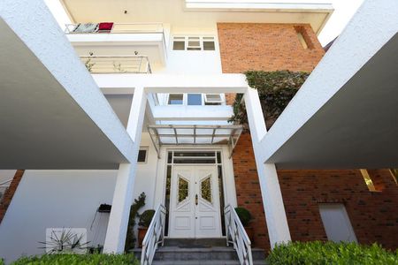 Casa à venda com 564m², 4 quartos e 4 vagas Casa à venda com 564m², 4 quartos e 4 vagasFachada