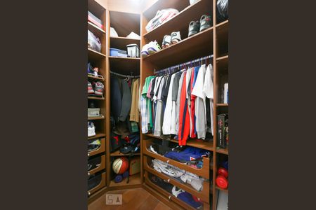 Casa à venda com 564m², 4 quartos e 4 vagas Casa à venda com 564m², 4 quartos e 4 vagasCloset da suíte 4