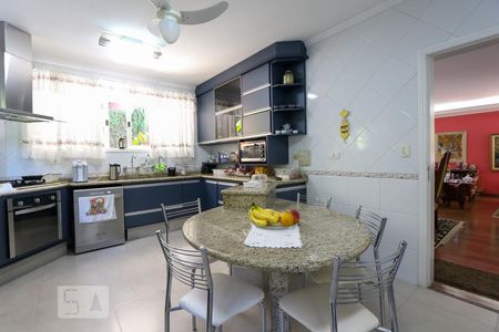 Casa à venda com 564m², 4 quartos e 4 vagas Casa à venda com 564m², 4 quartos e 4 vagasCozinha