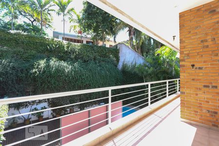 Casa à venda com 564m², 4 quartos e 4 vagas Casa à venda com 564m², 4 quartos e 4 vagasVaranda da suíte 3 e 4