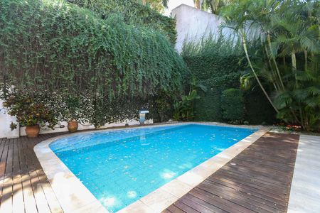 Casa à venda com 564m², 4 quartos e 4 vagas Casa à venda com 564m², 4 quartos e 4 vagasPiscina