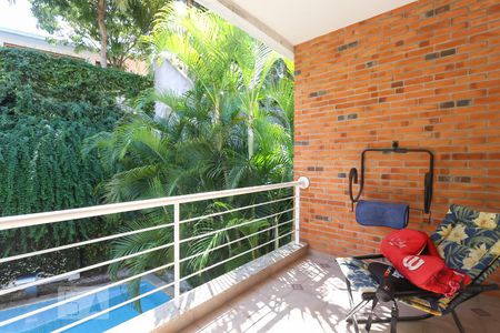 Casa à venda com 564m², 4 quartos e 4 vagas Casa à venda com 564m², 4 quartos e 4 vagasVaranda da suíte 3 e 4