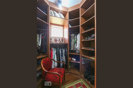 Casa à venda com 564m², 4 quartos e 4 vagas Casa à venda com 564m², 4 quartos e 4 vagasCloset da suíte 1