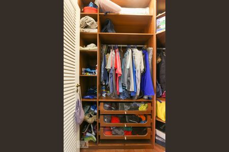 Casa à venda com 564m², 4 quartos e 4 vagas Casa à venda com 564m², 4 quartos e 4 vagasCloset da suíte 3