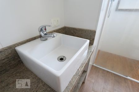 Apartamento para alugar com 70m², 2 quartos e 1 vaga Apartamento para alugar com 70m², 2 quartos e 1 vagaBanheiro da suíte - Pia