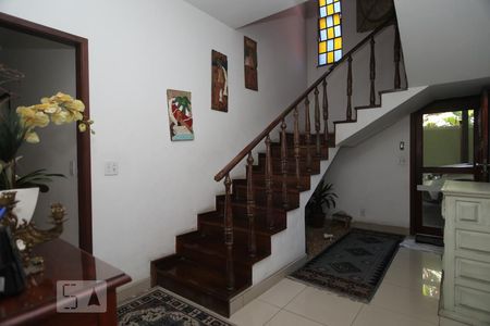 Casa para alugar com 486m², 5 quartos e 3 vagasEscadas