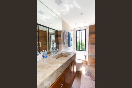 Casa à venda com 700m², 3 quartos e 6 vagasBanheiro da Suíte 1