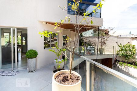 Casa à venda com 700m², 3 quartos e 6 vagasEntrada