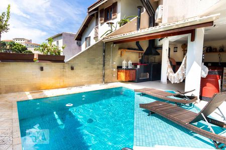 Casa à venda com 700m², 3 quartos e 6 vagasChurrasqueira, Piscina e Bar
