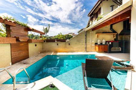 Casa à venda com 700m², 3 quartos e 6 vagasChurrasqueira, Piscina e Bar