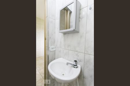Banheiro de casa para alugar com 1 quarto, 40m² em Jardim Teresa, São Paulo