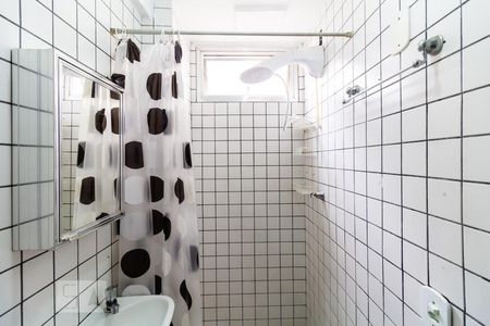 Banheiro de kitnet/studio para alugar com 1 quarto, 38m² em República, São Paulo