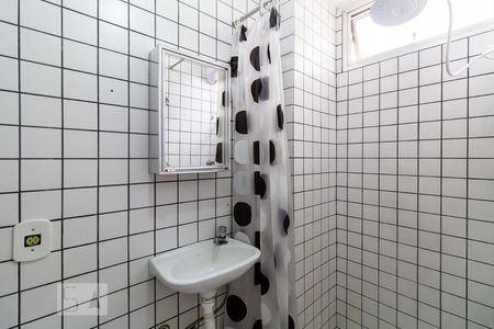 Banheiro de kitnet/studio para alugar com 1 quarto, 38m² em República, São Paulo