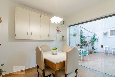 Casa à venda com 240m², 5 quartos e 2 vagasCopa