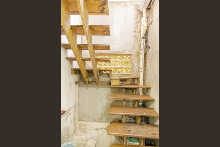 Casa à venda com 240m², 5 quartos e 2 vagasEscada para Suite 3