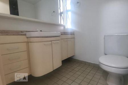 Banheiro corredor de apartamento à venda com 3 quartos, 68m² em Jardim Vazani, São Paulo