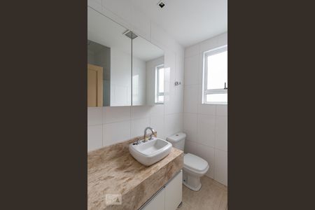 Casa à venda com 130m², 3 quartos e 2 vagasBanheiro