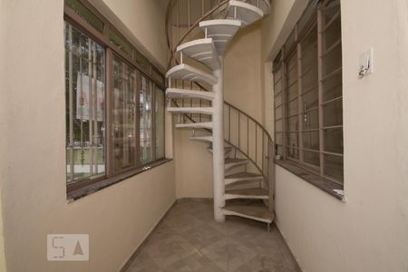 Casa para alugar com 200m², 4 quartos e 3 vagasescada para segundo andar