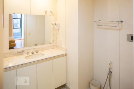 Banheiro de apartamento para alugar com 1 quarto, 48m² em Funcionários, Belo Horizonte