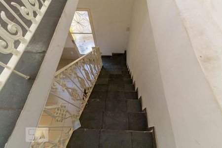 Casa de condomínio para alugar com 120m², 3 quartos e sem vagaEscada de acesso ao 2º andar Terraço