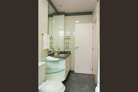 Apartamento à venda com 270m², 4 quartos e 3 vagasBanheiro da Suíte 2