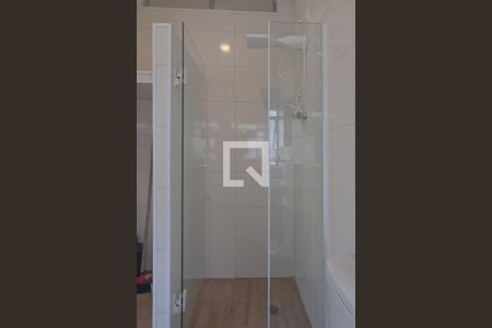 Banheiro de kitnet/studio para alugar com 1 quarto, 31m² em Gonzaga, Santos