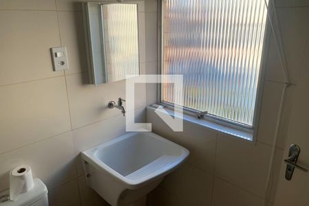 Banheiro de kitnet/studio para alugar com 1 quarto, 31m² em Gonzaga, Santos