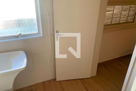 Banheiro de kitnet/studio para alugar com 1 quarto, 31m² em Gonzaga, Santos