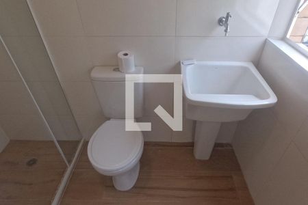 Banheiro de kitnet/studio para alugar com 1 quarto, 31m² em Gonzaga, Santos
