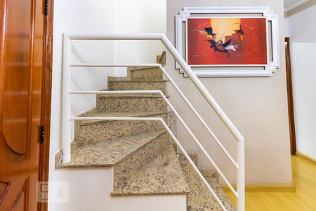 Casa à venda com 125m², 3 quartos e 4 vagas Casa à venda com 125m², 3 quartos e 4 vagasEscada