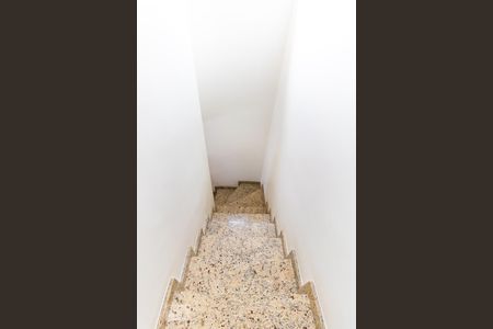 Casa à venda com 125m², 3 quartos e 4 vagas Casa à venda com 125m², 3 quartos e 4 vagasEscada