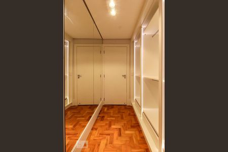 Closet do quarto 1 de apartamento à venda com 3 quartos, 150m² em Itaim Bibi, São Paulo