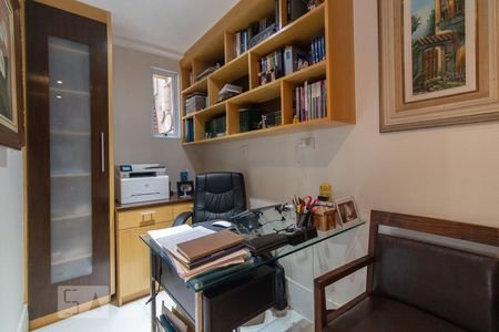 Apartamento à venda com 211m², 3 quartos e 3 vagas Apartamento à venda com 211m², 3 quartos e 3 vagasEscritório