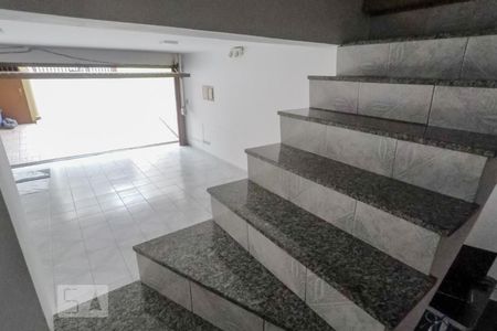 Casa à venda com 217m², 4 quartos e 4 vagasEscada