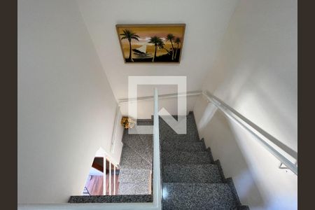 Casa à venda com 110m², 3 quartos e 3 vagasEscada