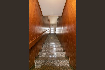 Casa à venda com 456m², 4 quartos e 14 vagasEscadas de Acesso a Sala