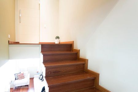 Casa à venda com 120m², 2 quartos e 2 vagasEscada