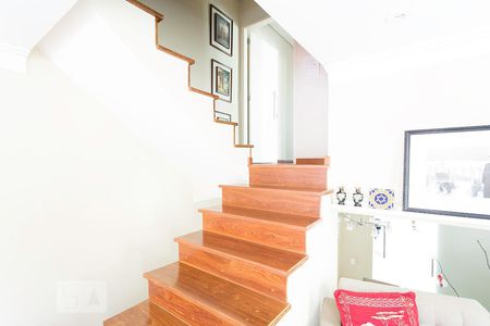 Casa à venda com 120m², 2 quartos e 2 vagasEscada