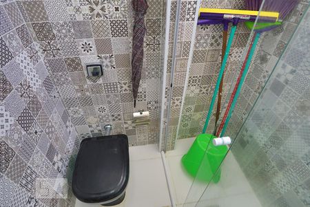 Banheiro de kitnet/studio para alugar com 1 quarto, 30m² em Embaré, Santos