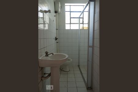 Banheiro de casa para alugar com 2 quartos, 52m² em Vila Bertioga, São Paulo