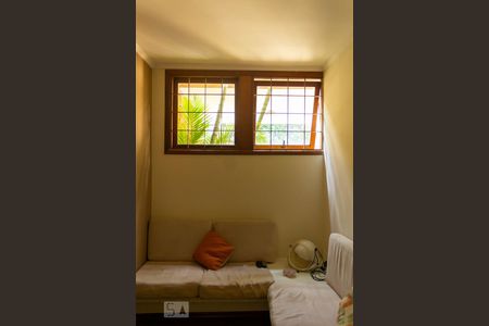 Casa à venda com 300m², 4 quartos e 3 vagas Casa à venda com 300m², 4 quartos e 3 vagasSala de TV