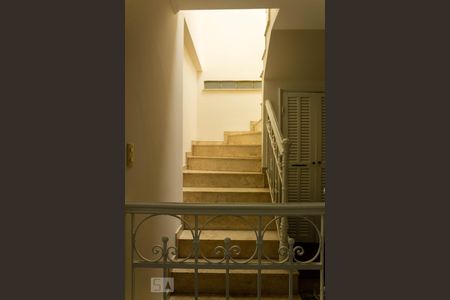 Casa à venda com 300m², 4 quartos e 3 vagas Casa à venda com 300m², 4 quartos e 3 vagasEscadas