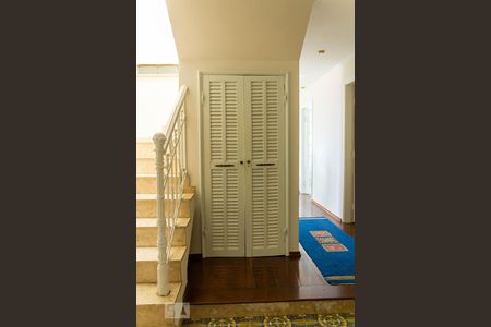 Casa à venda com 300m², 4 quartos e 3 vagas Casa à venda com 300m², 4 quartos e 3 vagasEscadas