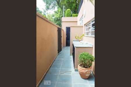 Casa à venda com 300m², 4 quartos e 3 vagas Casa à venda com 300m², 4 quartos e 3 vagasCorredor Lateral