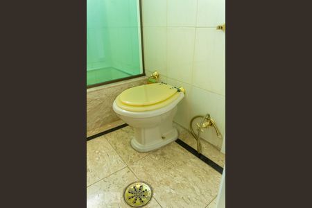 Casa à venda com 300m², 4 quartos e 3 vagas Casa à venda com 300m², 4 quartos e 3 vagasBanheiro Suíte 2