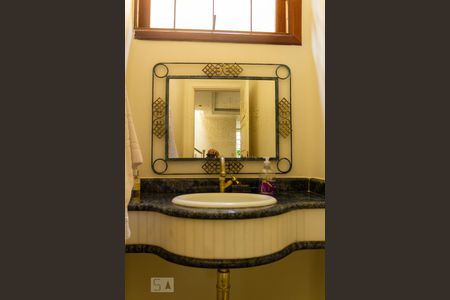 Casa à venda com 300m², 4 quartos e 3 vagas Casa à venda com 300m², 4 quartos e 3 vagasLavabo