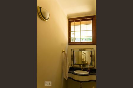 Casa à venda com 300m², 4 quartos e 3 vagas Casa à venda com 300m², 4 quartos e 3 vagasLavabo