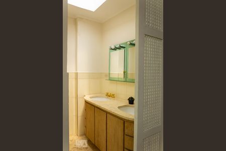 Casa à venda com 300m², 4 quartos e 3 vagas Casa à venda com 300m², 4 quartos e 3 vagasBanheiro 1